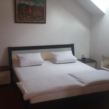 Central Apartman Шопрон Екстер'єр фото