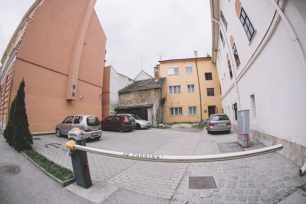 Central Apartman Шопрон Екстер'єр фото