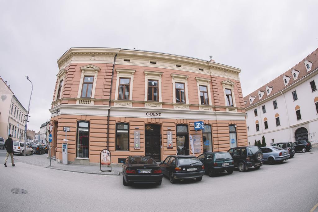 Central Apartman Шопрон Екстер'єр фото