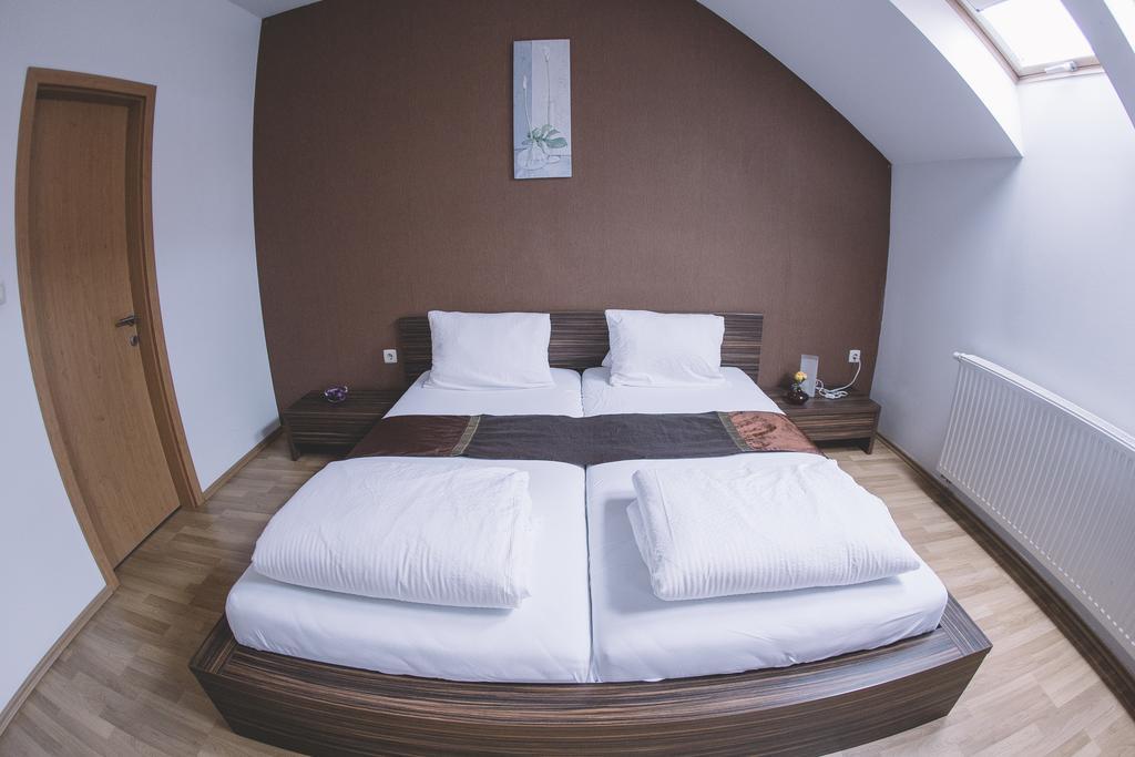 Central Apartman Шопрон Екстер'єр фото