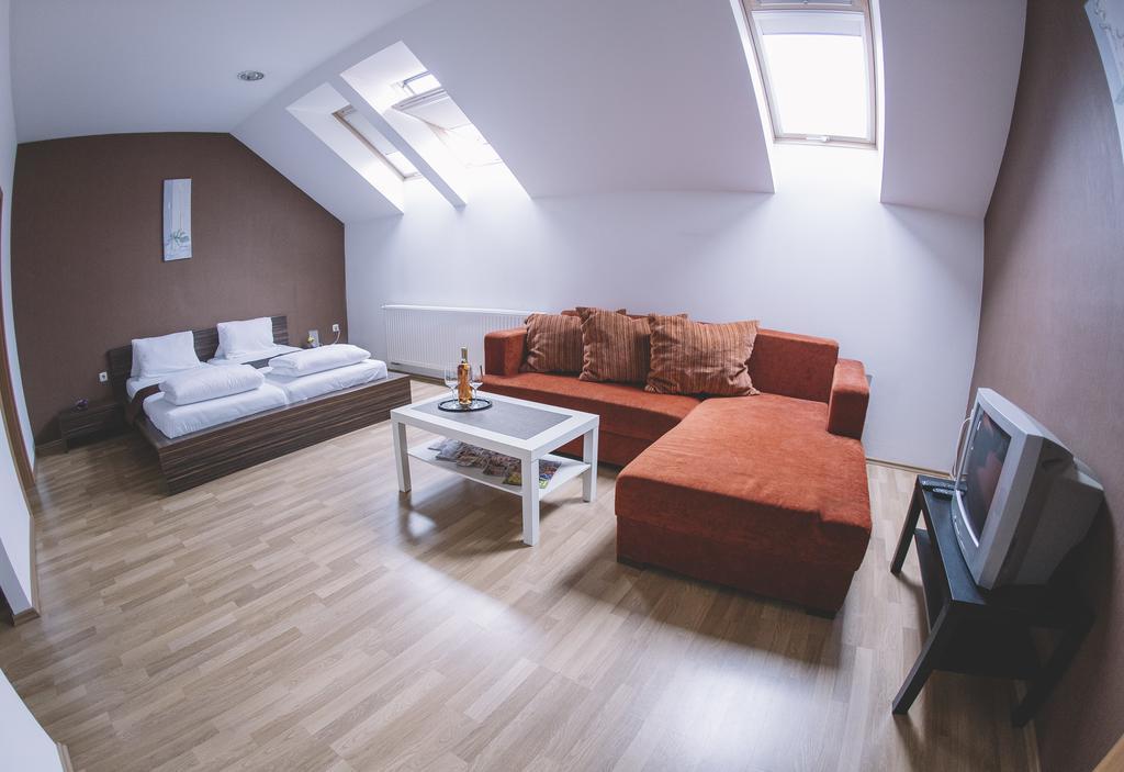 Central Apartman Шопрон Екстер'єр фото