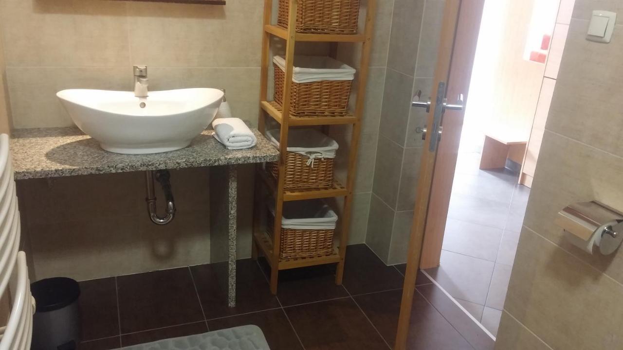 Central Apartman Шопрон Екстер'єр фото
