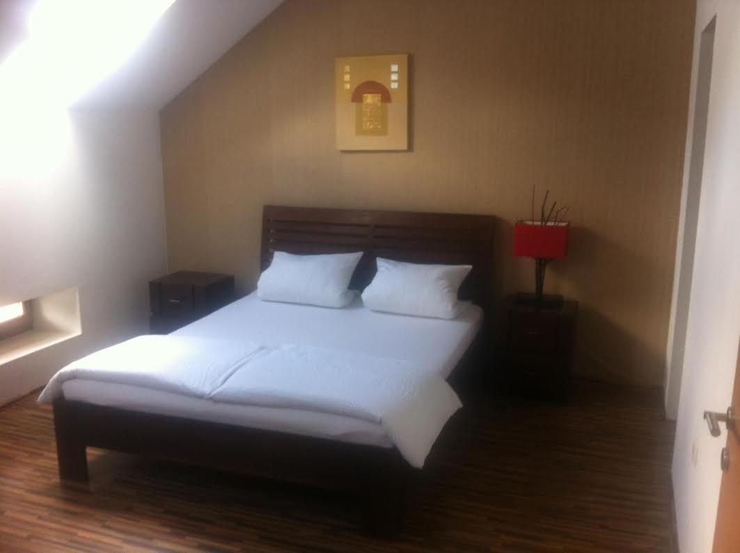 Central Apartman Шопрон Екстер'єр фото