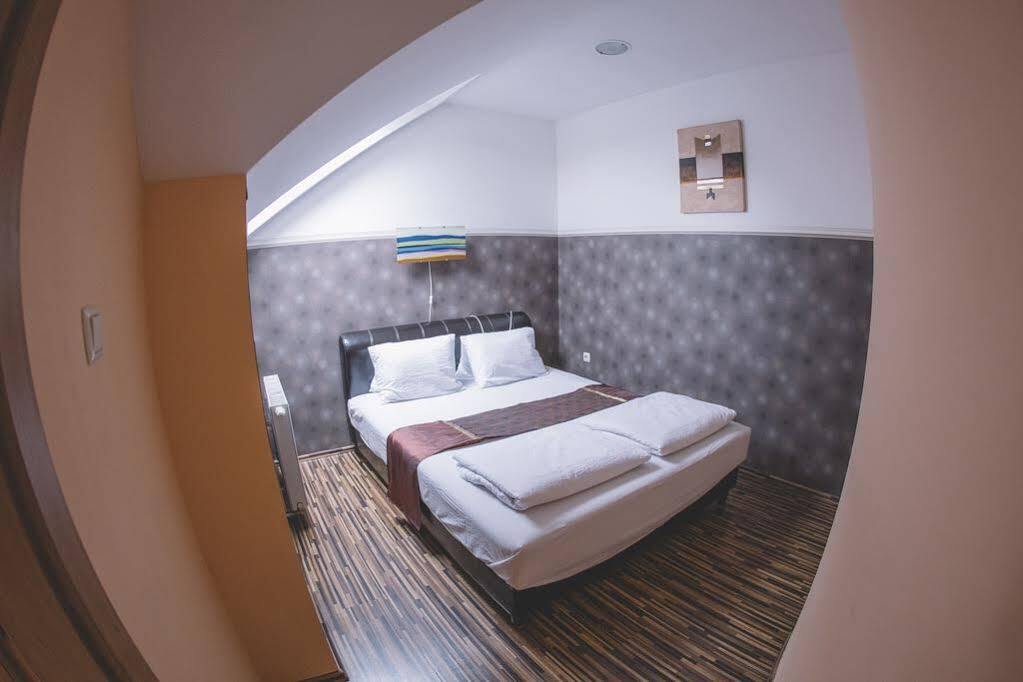 Central Apartman Шопрон Екстер'єр фото