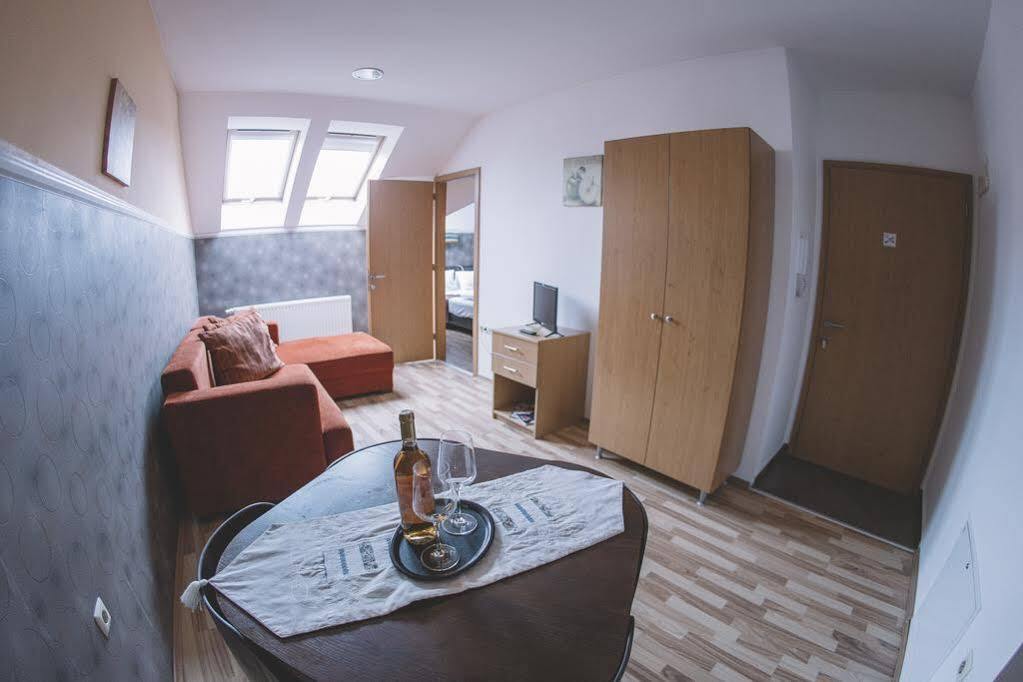 Central Apartman Шопрон Екстер'єр фото