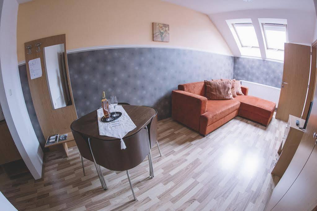 Central Apartman Шопрон Екстер'єр фото