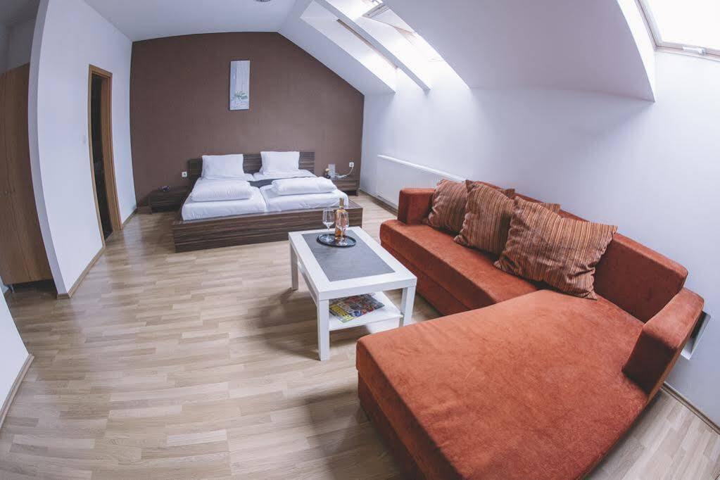Central Apartman Шопрон Екстер'єр фото