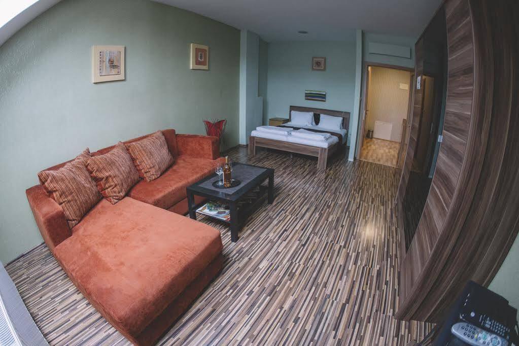 Central Apartman Шопрон Екстер'єр фото
